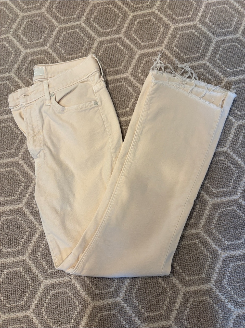 MOTHER insider crop step fray jeans